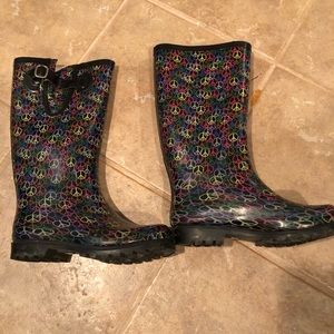 Nomad peace sign rain boots for girls size 6.